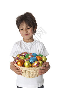 小男孩带着一篮巧克力复活节鸡蛋垂直的高清图片素材