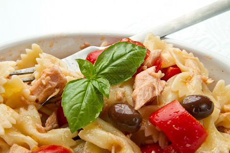 配番茄图纳和橄榄的意大利面沙拉背景图片