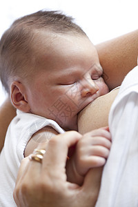 新生婴儿哺乳而其母亲握着手高清图片