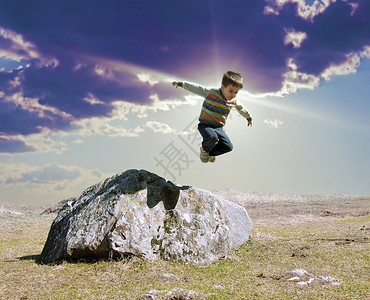 从大石头跳的男孩图片