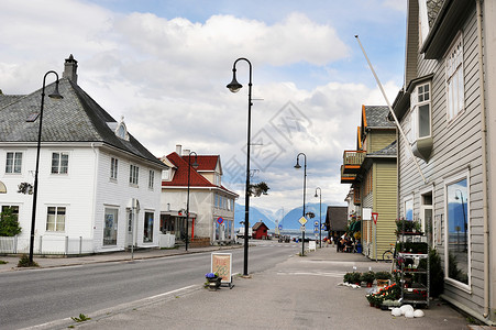位于挪威fjords的挪威小村庄Vik的一条小街图片