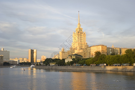乌克兰旅馆和日落的莫斯科河背景图片