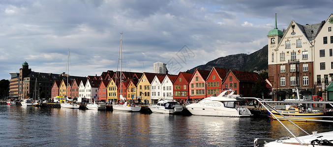 卑尔根港通往挪威码头的大门高清图片