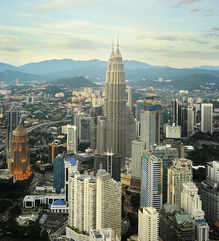 马来西亚首都吉隆坡在日落时从KL塔KLTower的全景图片