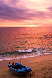 日落时在海滩的船上斯里兰卡图片
