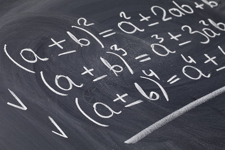 数学教育概念代数方程式手写黑板上有白粉背景图片