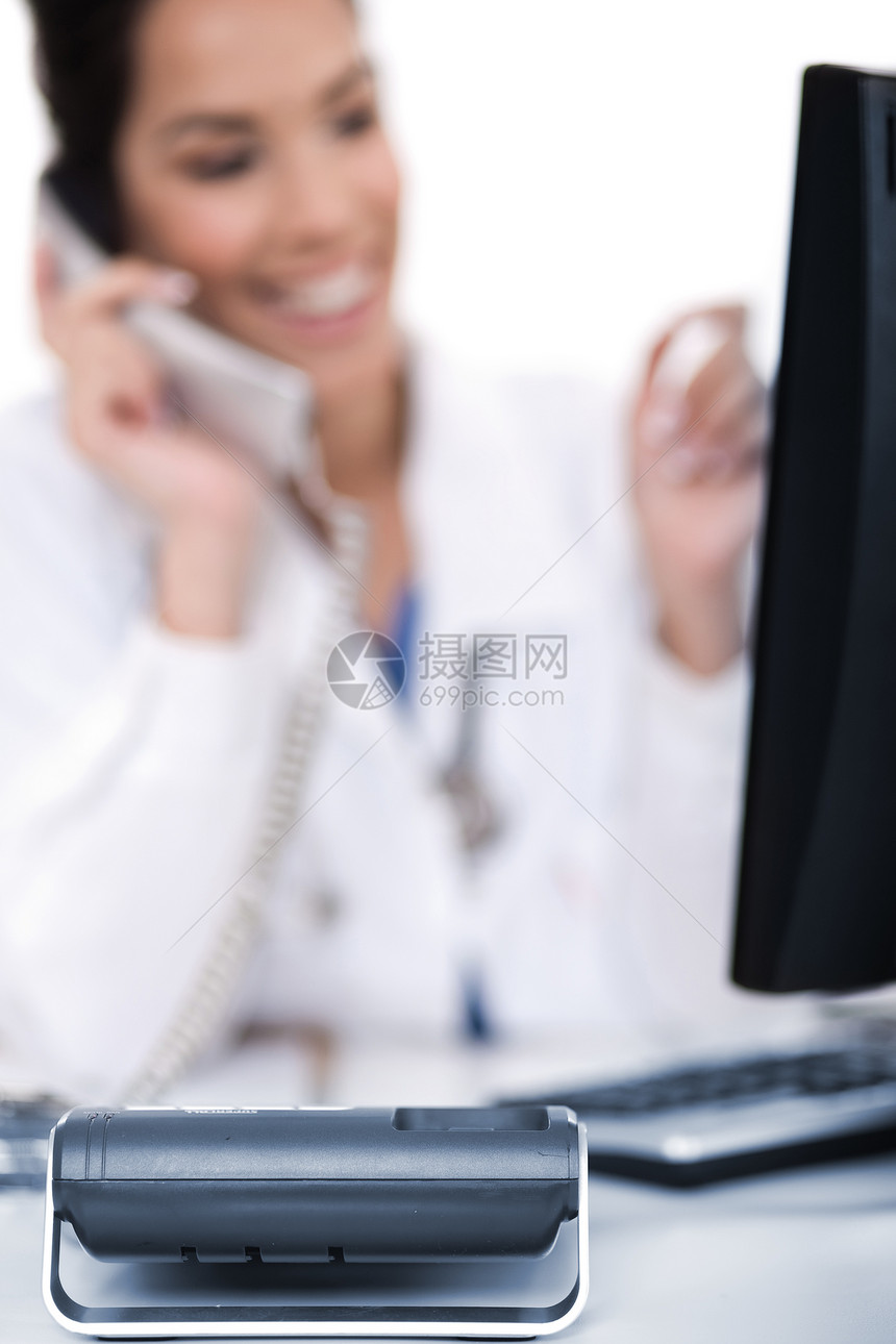 焦点电话医生用白色背景与它交谈图片