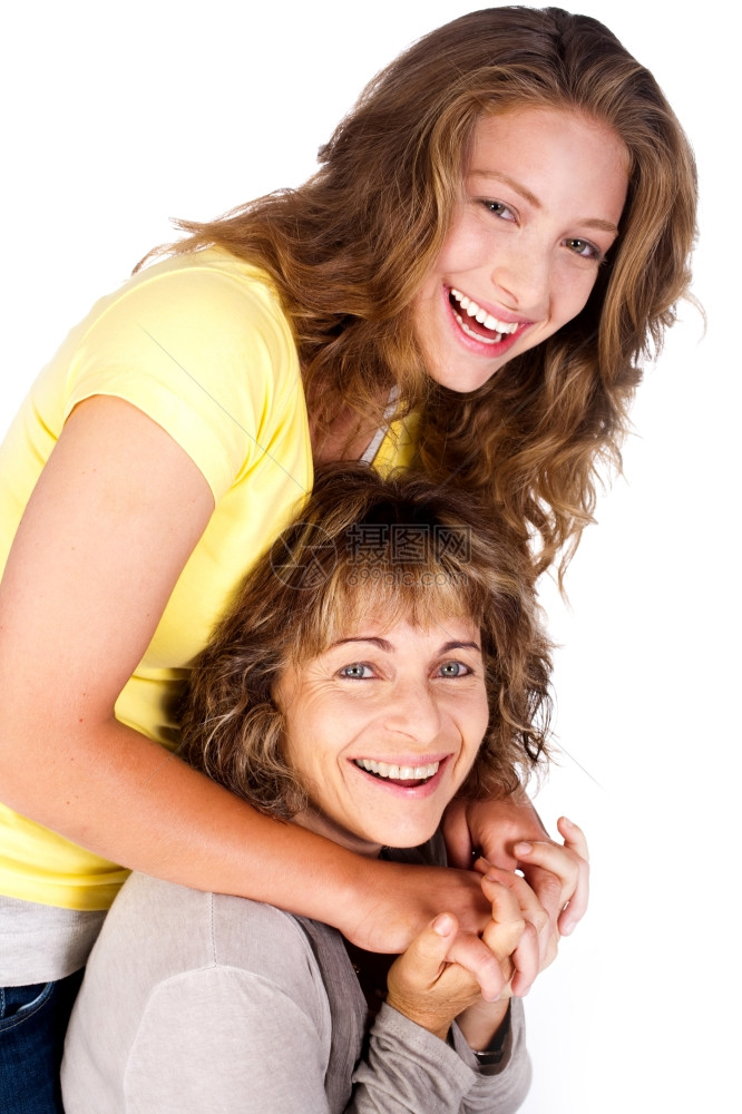 微笑的成熟妈肖像和她女儿孤立在白色背景图片