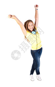 年轻女孩通过耳机享受音乐微笑在相机上被孤立在白地上模型高清图片素材
