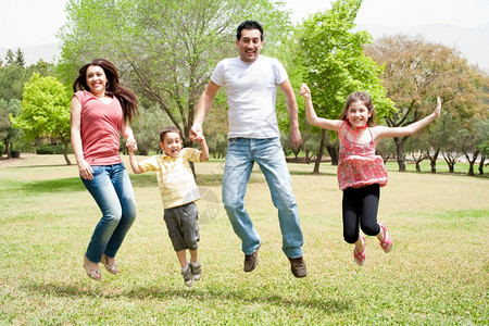 家庭一起在公园里户外一起跳上公园图片