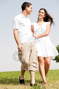 年轻情侣走在一起微笑图片