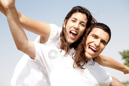 微笑的年轻夫妇在搭便车时相互牵手图片素材