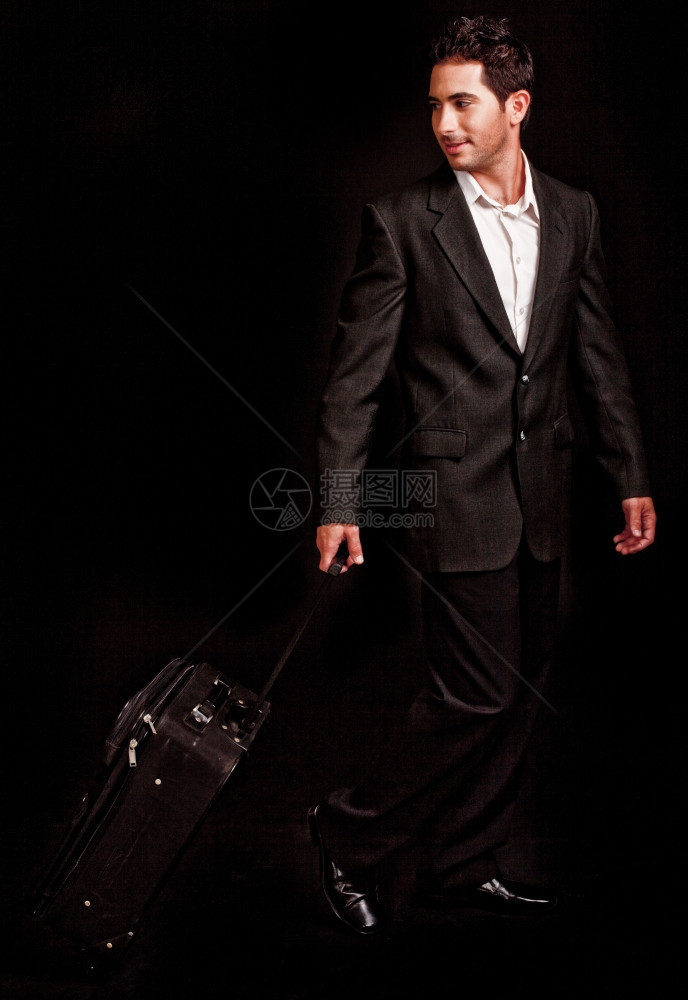 商人用黑色孤立背景拉行李图片