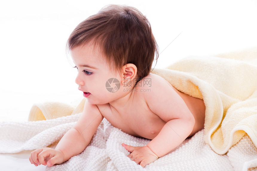婴儿躺在黄色毛巾下与世隔绝的背景图片