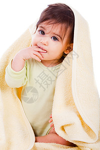 白孤立背景的黄毛巾包着无辜婴儿图片