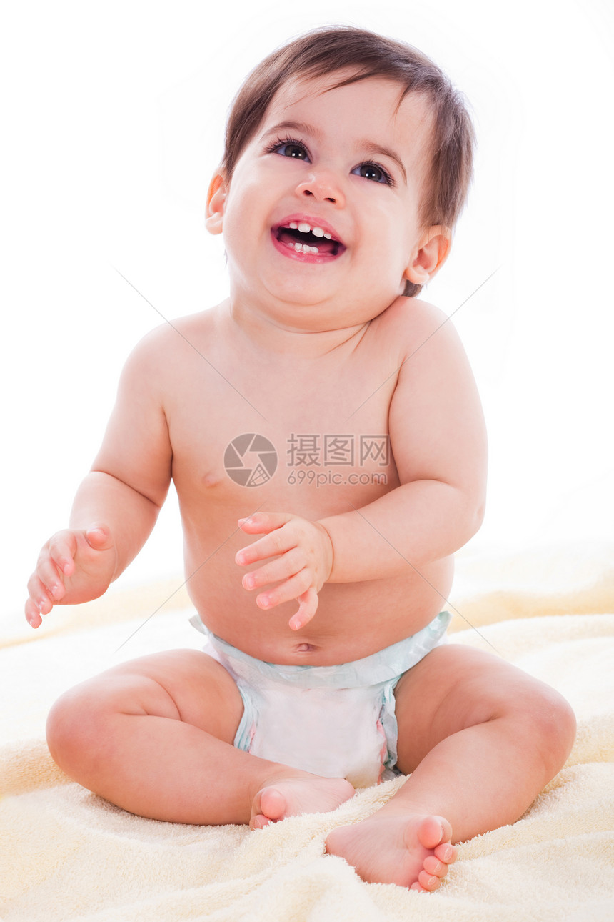 可爱的婴儿尿布坐在黄色毛巾上图片