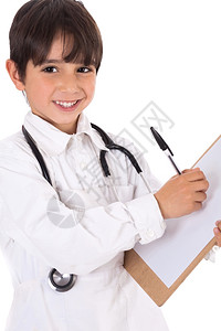 小男孩医生在他的剪贴板上写白背景诊断书图片
