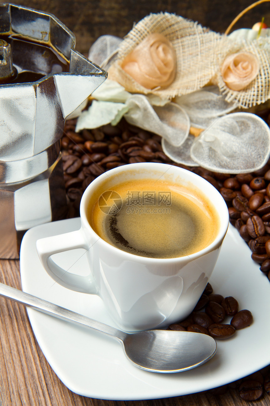 咖啡杯和生锈桌上的烤豆图片