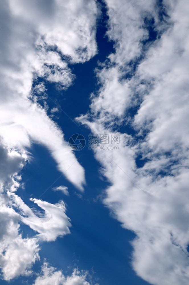 蓝色天空背景的美丽白云图片