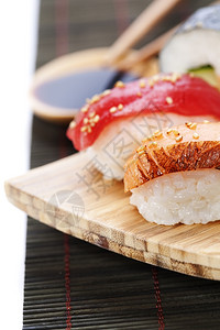 一套日本的寿司加上筷子和大豆的香肠加白图片
