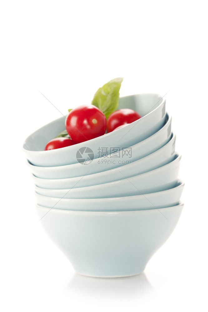 碗和新鲜西红柿堆在白色之上图片