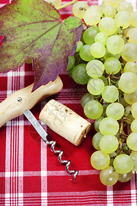 WineCorkCorkscrew和绿葡萄图片