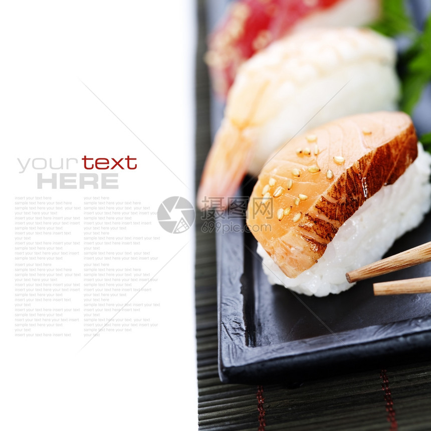 一套日本寿司上面有白的筷子上面有样本文字图片