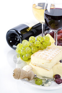 葡萄和奶酪加一瓶红酒和白图片