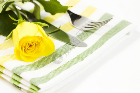 新鲜黄玫瑰叉子和鲜花图片