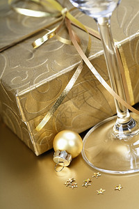 带金丝和香槟的礼品盒图片