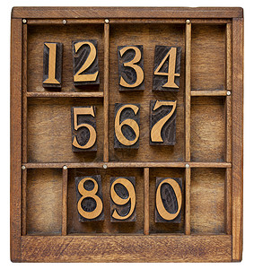 阿拉伯数字410个阿拉伯数字0至9个用黑色墨水染的旧木纸质压条在旧拼写器中用分隔符涂色背景