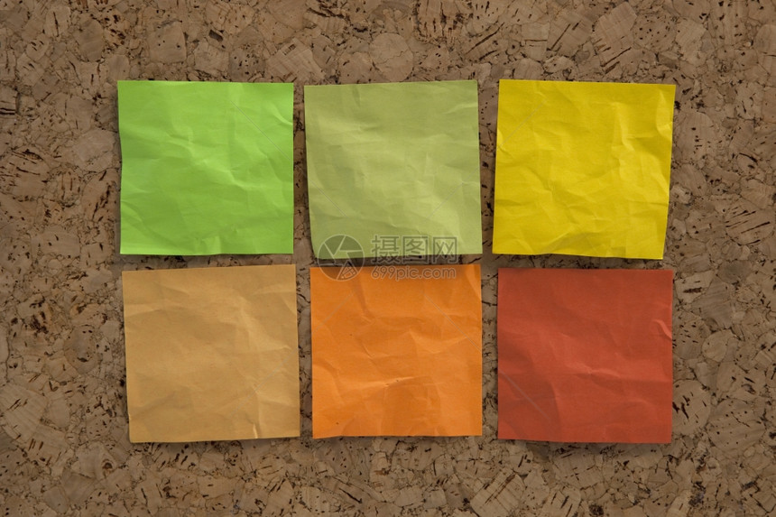 纸质布告板上以土颜色绿棕黄填满的6个空白折叠粘贴纸绿色黄图片