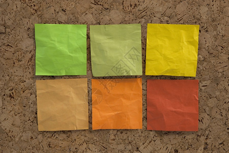 纸质布告板上以土颜色绿棕黄填满的6个空白折叠粘贴纸绿色黄图片