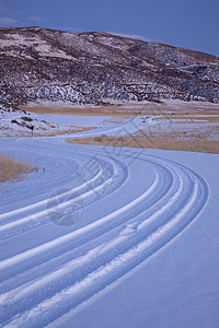 科罗拉多山谷风牧场道路日落后冬季傍晚红山开放空间图片