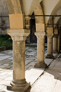 古代柱体的建筑结构图案图片