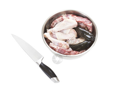 牛肉鱼和鸡不锈钢碗中的牛肉鱼和鸡白底刀图片