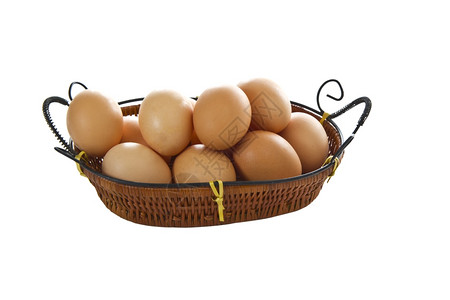 12个有机鸡蛋在篮子里白色背景的鸡蛋图片