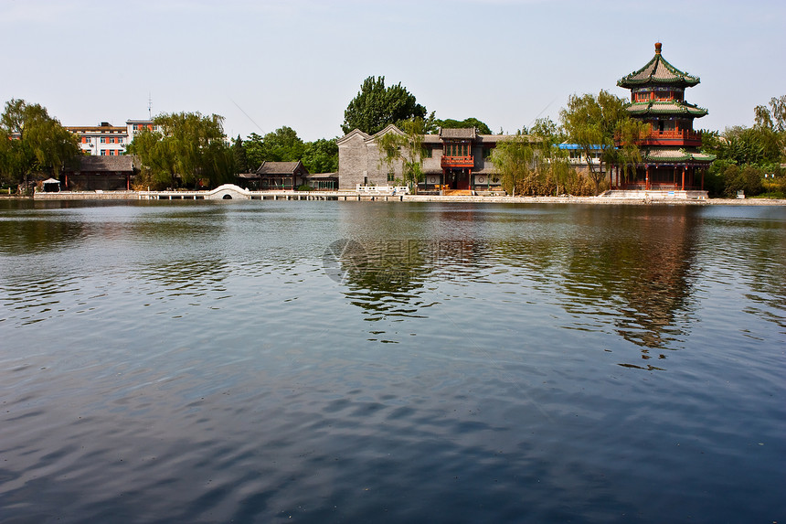 靠近紫禁城的湖塔象图片