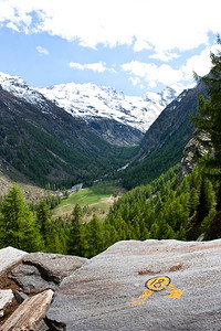 意大利GranParadiso公园靠近Cogne镇的美丽阿尔卑斯山道图片