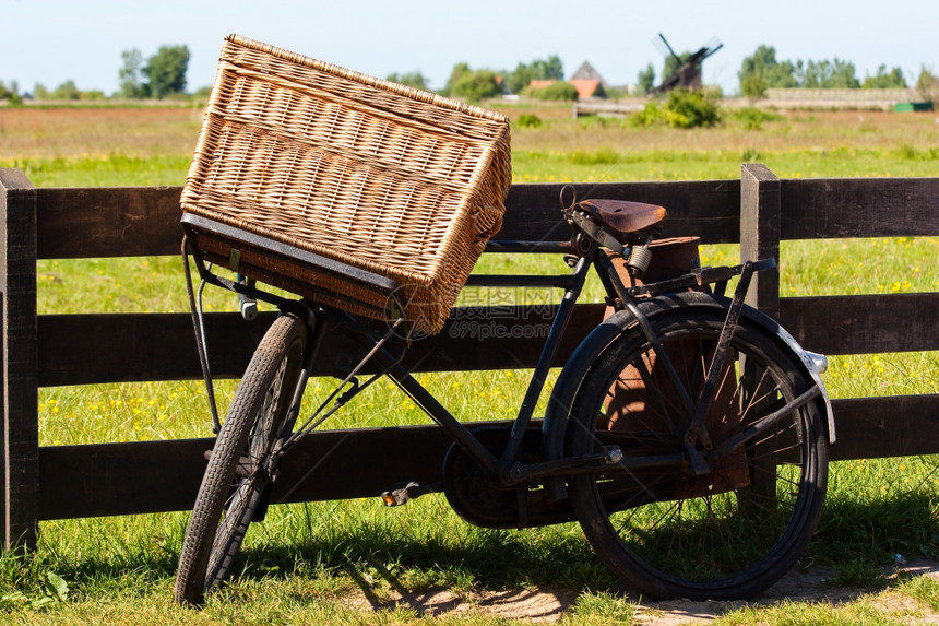 荷兰明确的传统里程碑自行车和磨机图片
