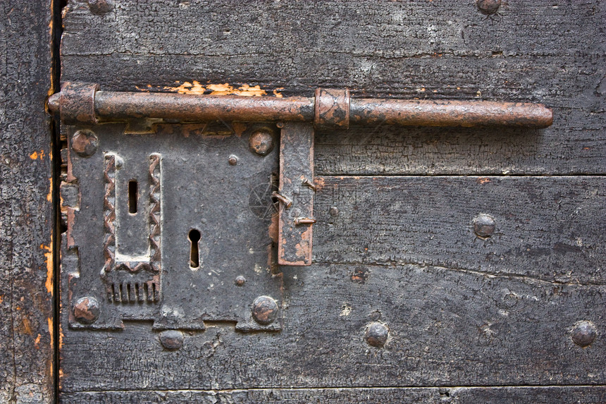 在中世纪门上用金属制成的古老锁图片