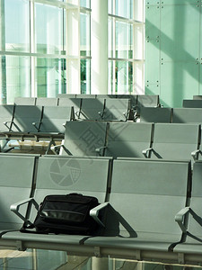 巴塞罗纳机场无人看管的计算机手提箱图片