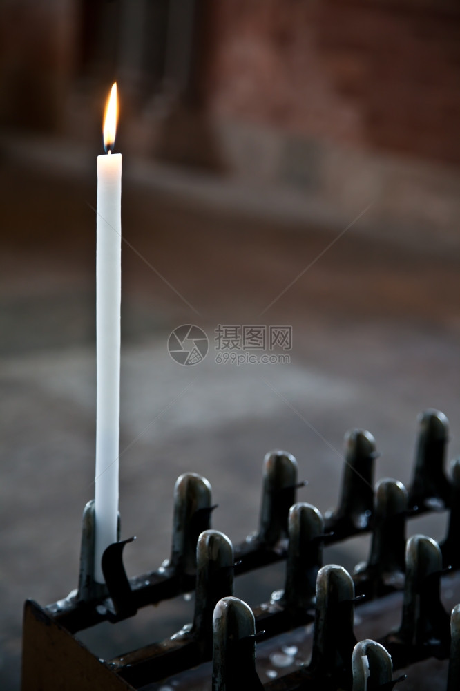意大利修道院孤独的蜡烛希望信仰孤独的概念图片