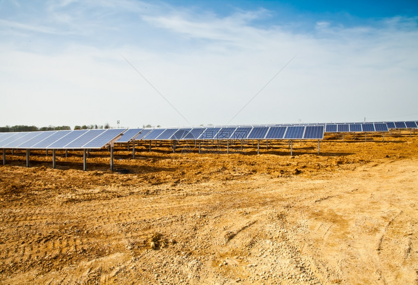 太阳能电池板厂的工程正在进行中图片