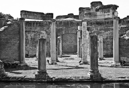 意大利蒂沃VillaAdriana的罗马柱高清图片
