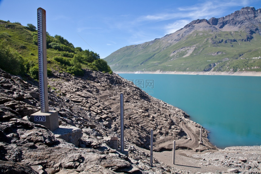 意大利法国边境的蒙塞尼西奥大坝用于测量水位图片