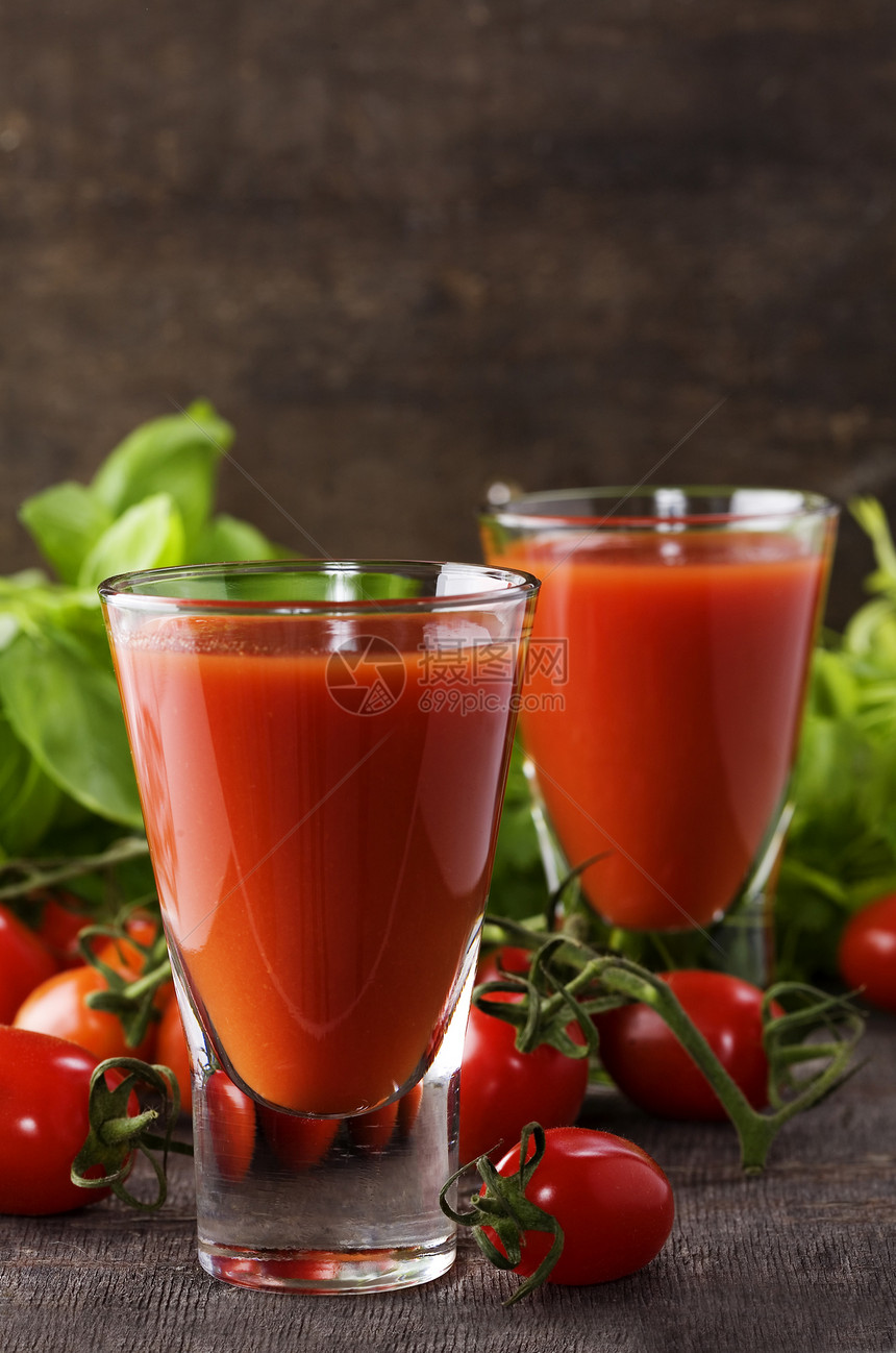 新鲜番茄汁或含西红柿的血腥玛丽图片
