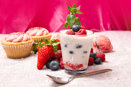 酸奶加浆果和纸杯蛋糕图片