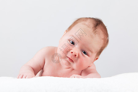 可爱的婴儿肖像白色背景的漂亮小男孩一个月的婴儿育儿高清图片素材