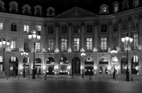 巴黎的Vendome晚上灯光灿烂图片
